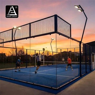 ¿Cómo puedo reparar la pared dañada de una pista de pádel?